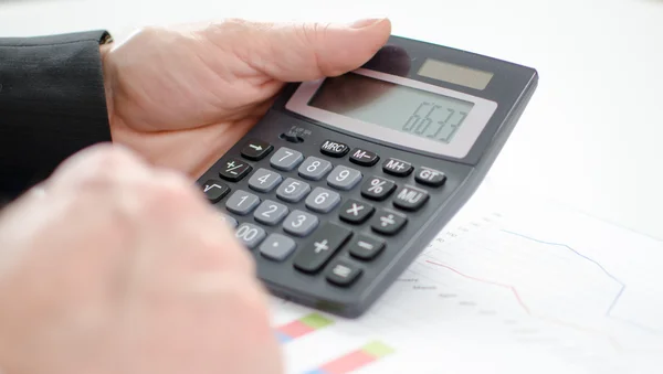 Руки бизнесмена с калькулятором — стоковое фото