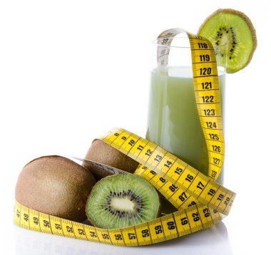 kivi suyu, taze kivi ve teyp m bir bardak ile kompozisyon