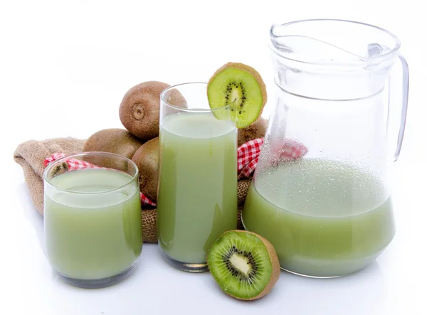 Composición con una jarra y vasos de jugo de kiwi — Foto de Stock