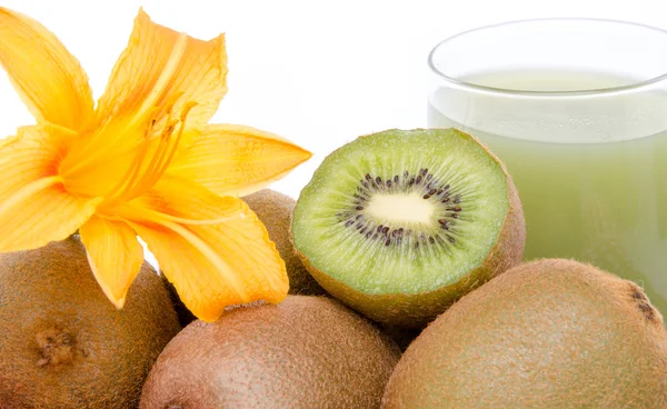 Glass of kiwi juice, fresh kiwis and a flower — Stock Photo, Image