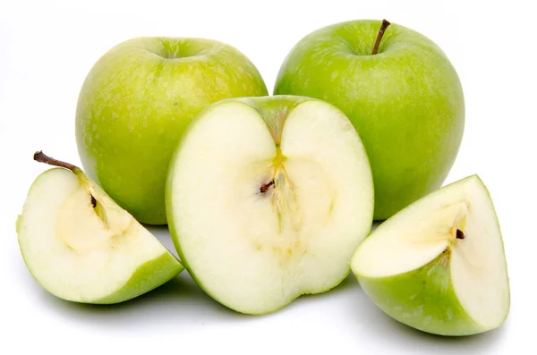 Manzanas verdes maduras con rodajas —  Fotos de Stock