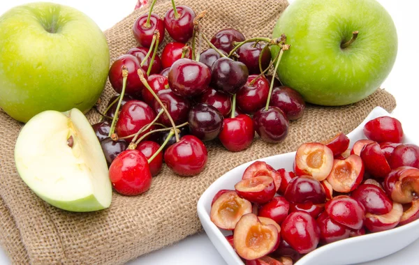 Samenstelling met rijpe groene appels en kersen — Stockfoto