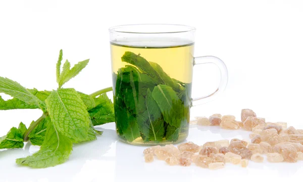 Taza de té de menta con azúcar de caña morena y menta fresca — Foto de Stock