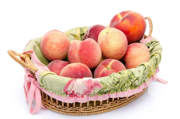 Ripe peaches in a basket — Stock Photo, Image