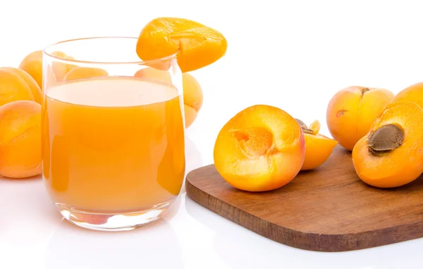 Verre de jus d'abricot aux abricots entiers et tranchés — Photo