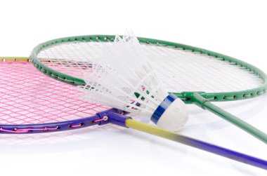 Badminton raketleri ve mekik horozu