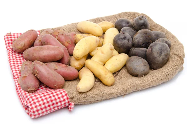 Verschillende soorten aardappelen op een jute — Stockfoto