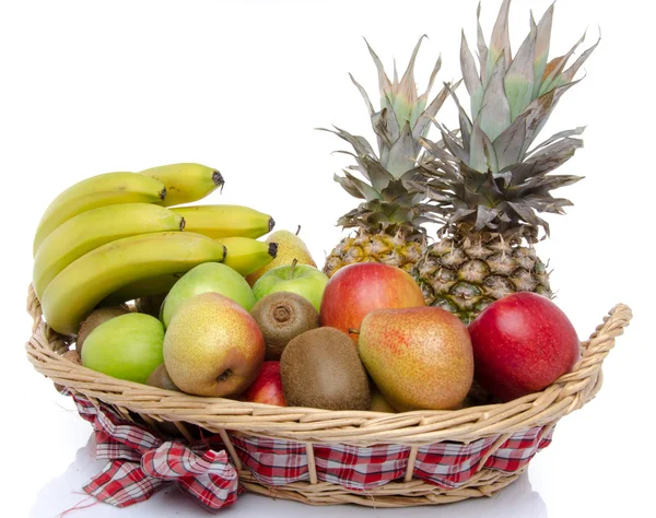 Frutas frescas en una canasta — Foto de Stock