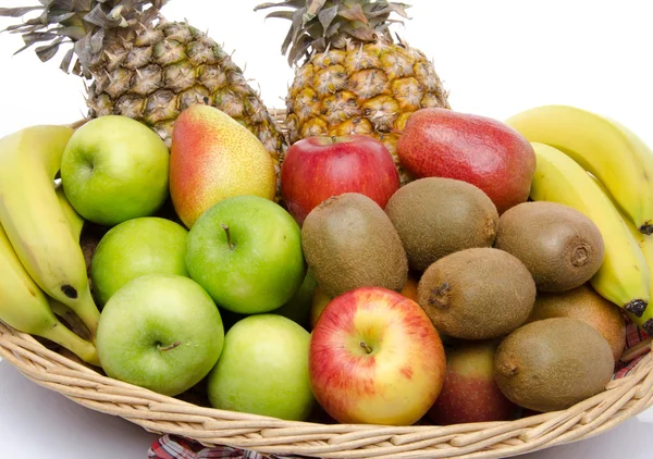 Frisches Obst im Korb — Stockfoto