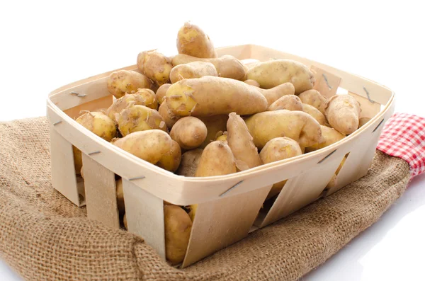 Nieuwe rattes aardappelen in een mand — Stockfoto