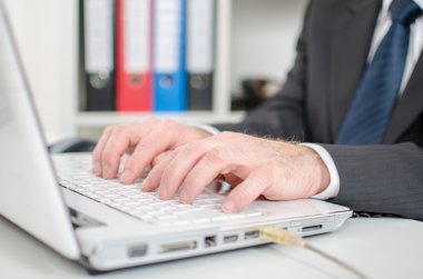 tipik bir beyaz dizüstü bilgisayar klavye işadamı