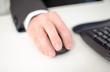 bilgisayar mouse tutan işadamı el