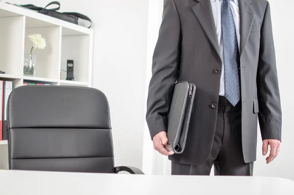 Businessman arriving to the office — Stock Photo, Image