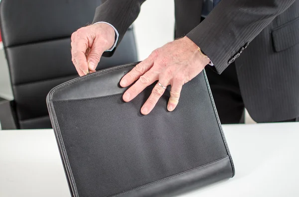 Empresario abriendo su maletín — Foto de Stock