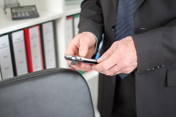 Homme d'affaires utilisant un téléphone portable — Photo