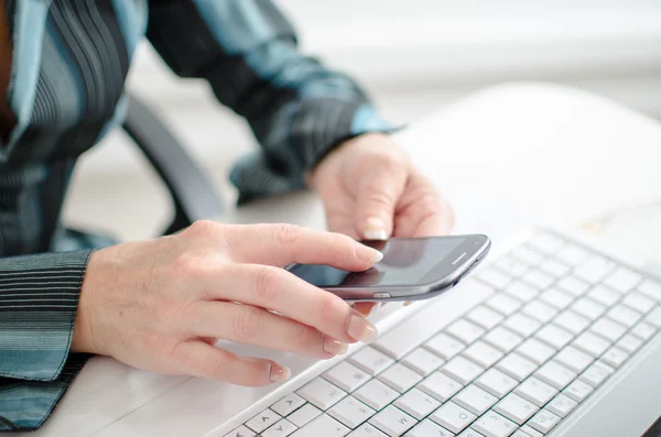 Geschäftsfrau mit Smartphone — Stockfoto