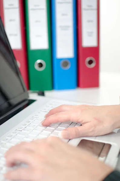 Handen typen op een laptop toetsenbord — Stockfoto