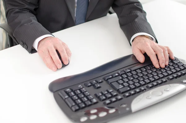 Homme d'affaires travaillant sur un ordinateur — Photo