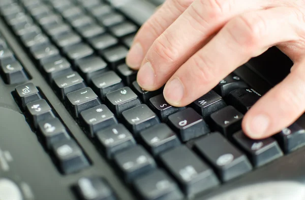 Digitação de mão em um teclado de computador — Fotografia de Stock