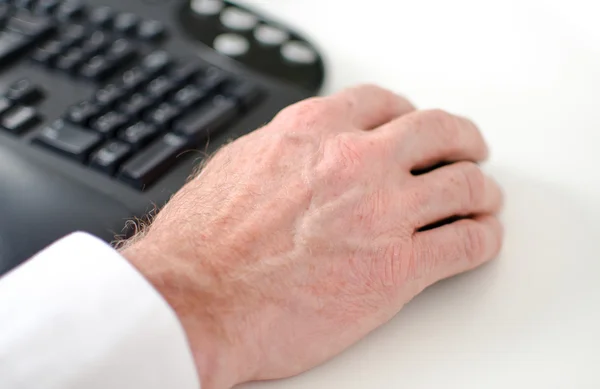 Mão segurando um mouse computador — Fotografia de Stock