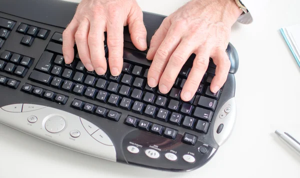 Mains tapant sur un clavier — Photo