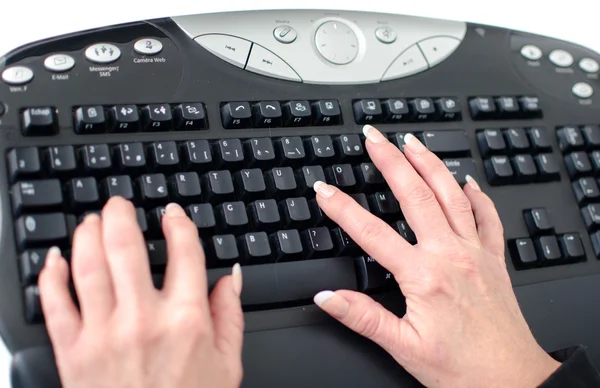 Mãos digitando em um teclado — Fotografia de Stock