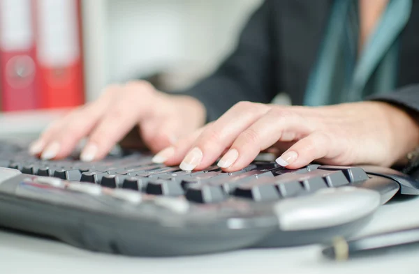 Mãos digitando em um teclado — Fotografia de Stock