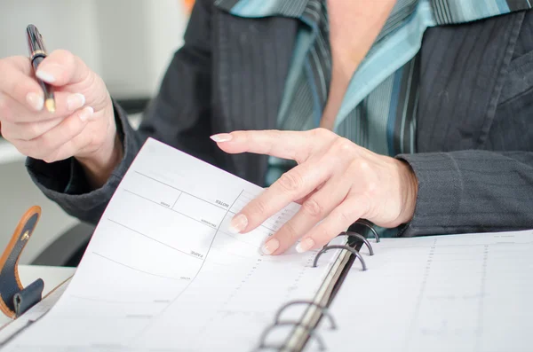 Geschäftsfrau überprüft ihr Tagebuch — Stockfoto