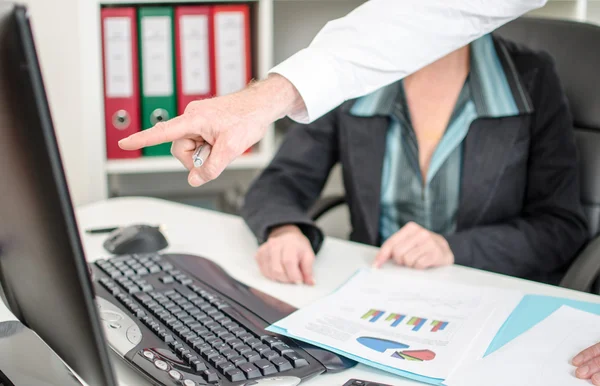 Geschäftsmann zeigt den Bildschirm mit dem Zeigefinger — Stockfoto