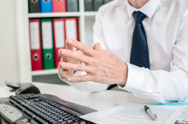 Zakenman taking naar de tijd om na te denken — Stockfoto