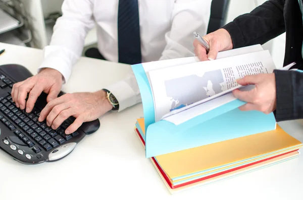 Empresarios y un colega trabajando juntos — Foto de Stock