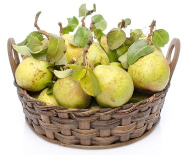 Sepet içinde yapraklarla armut