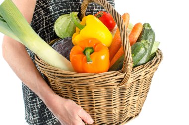 Bir sepet sebze dolu tutan kadın