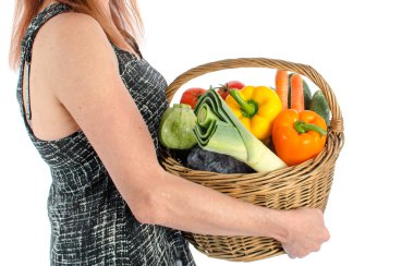 Bir sepet sebze dolu tutan kadın
