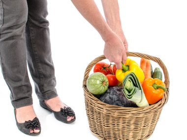 Bir sepet sebze dolu kadınla