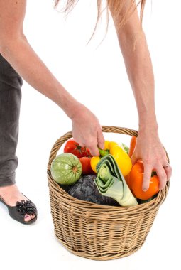 Bir sepet sebze dolu kadınla