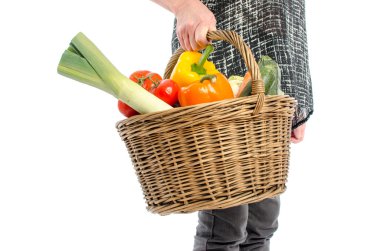 Bir sepet sebze dolu tutan kadın