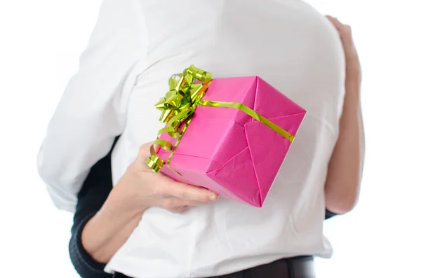 Paar umarmt, Frau hält Geschenk in der Hand — Stockfoto