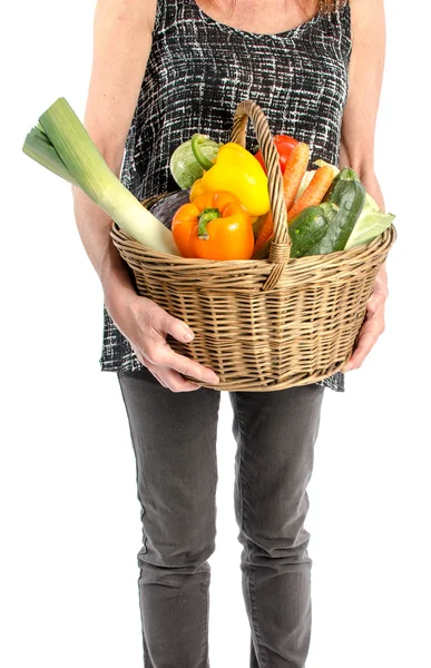 Bir sepet sebze dolu tutan kadın