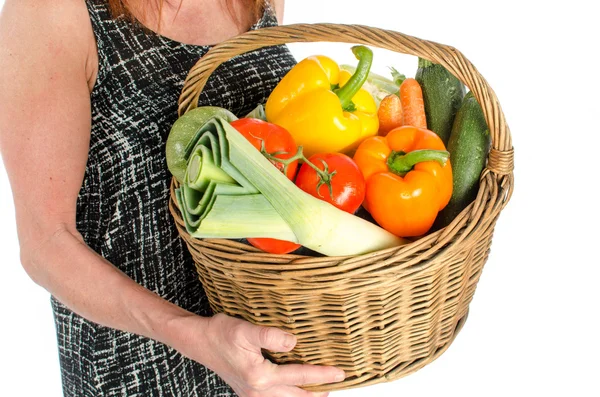 Γυναίκα που κρατά ένα καλάθι γεμάτο με λαχανικά — Φωτογραφία Αρχείου
