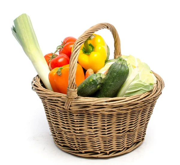 Korg full av färska grönsaker — Stockfoto