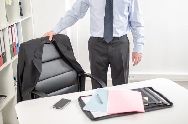 Affärsman anländer till office — Stockfoto