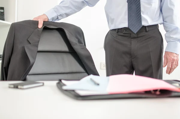 Homme d'affaires arrivant au bureau — Photo