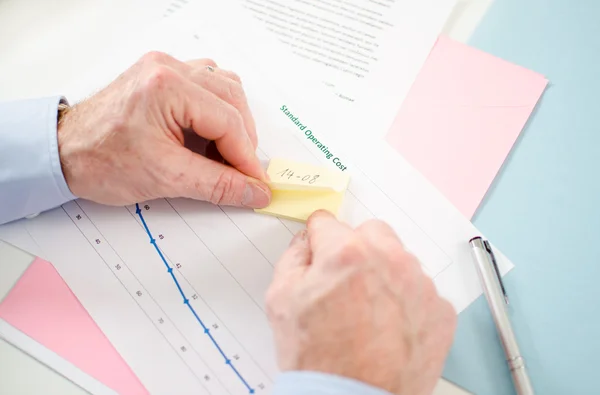 Businessman using a post it — Stock Photo, Image