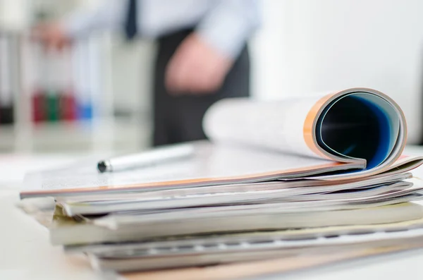 Tijdschriften op een bureau — Stockfoto