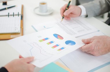 Grafikler patronuyla gösterilen Yardımcısı