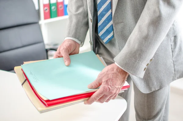Бизнесмен кладет документы на стол — стоковое фото
