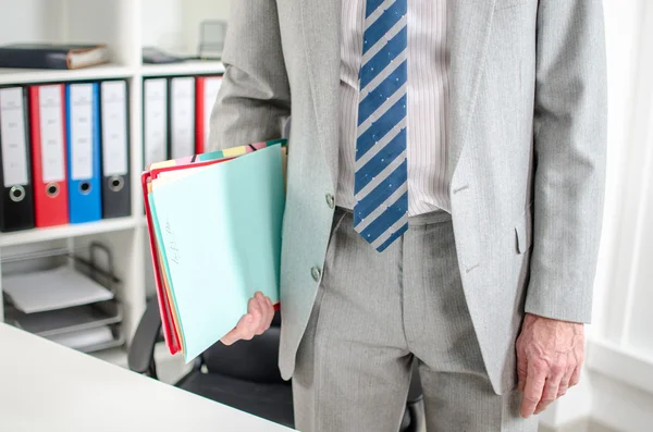 Empresario con carpetas bajo el brazo — Foto de Stock