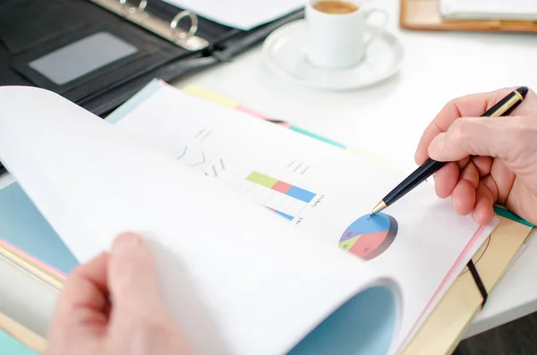 Businessman analysing a financial graph — Stock Photo, Image