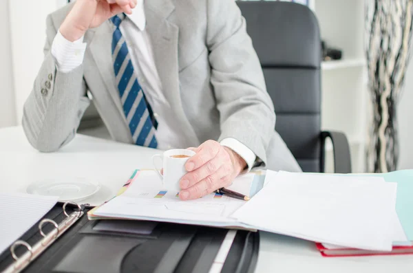 Homme d'affaires réfléchi au bureau — Photo